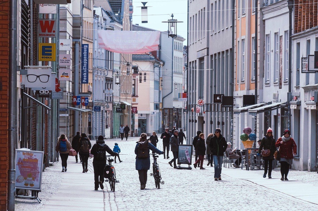 Retail street environment for Spanish-speaking discount store markets