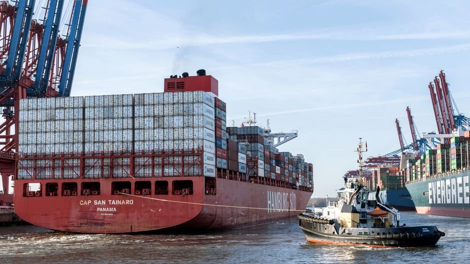 Navigating Global Supply Chain Challenges for Discount Store Success — Photo by Wolfgang Weiser on Pexels