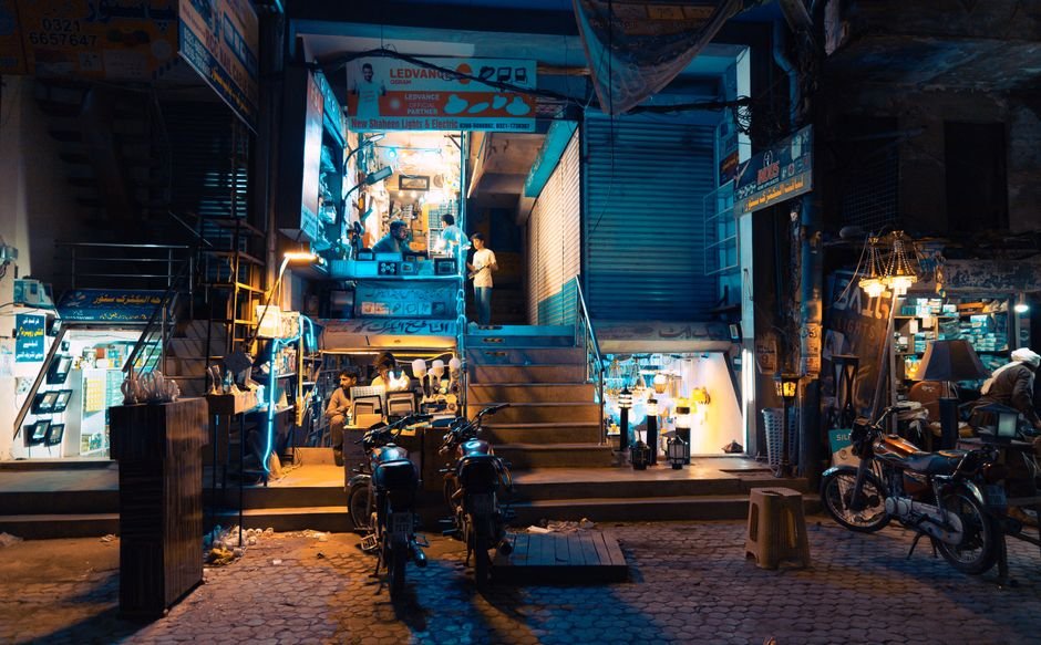 Faisalabad Wholesale Market: Source From AwwwStore — Photo by Aa Dil on Pexels