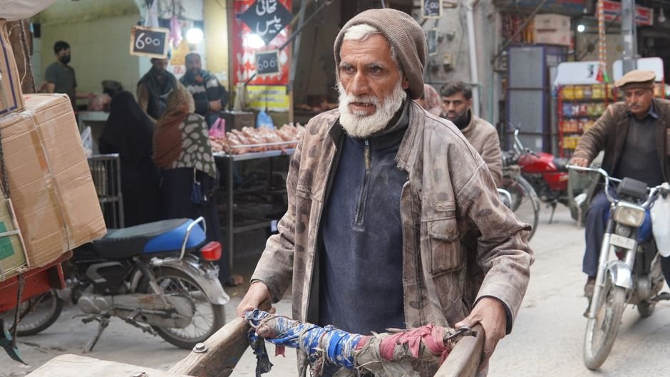 Rawalpindi Wholesale Market: Top Dollar Store Deals — Photo by Kashif Ajmal Malik on Pexels