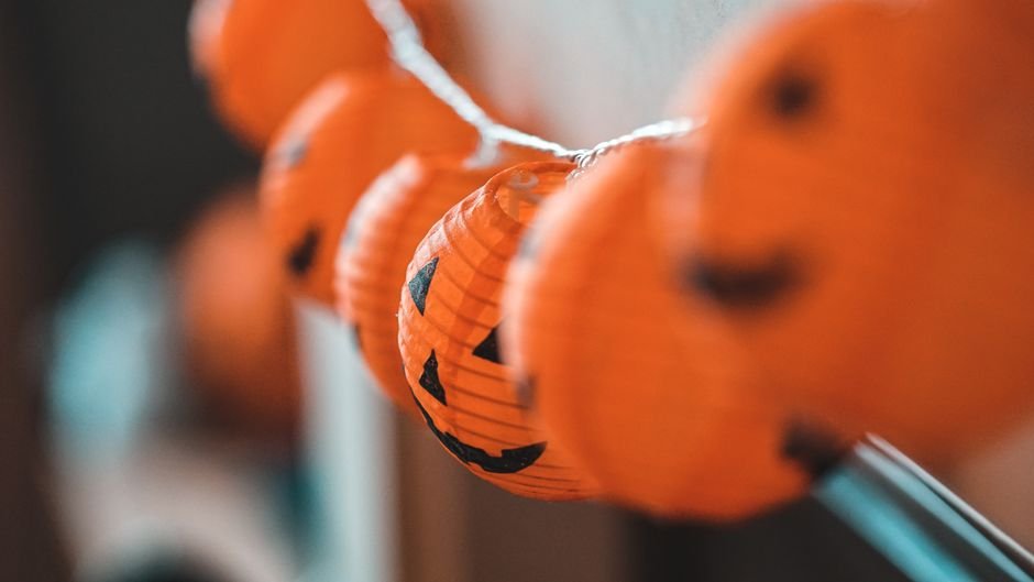 Cheap Halloween Decor: Wholesale Savings at AwwwStore — Photo by Nathan J Hilton on Pexels